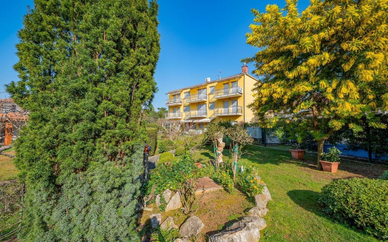 Valessia House With Apartment Umag Exteriör bild